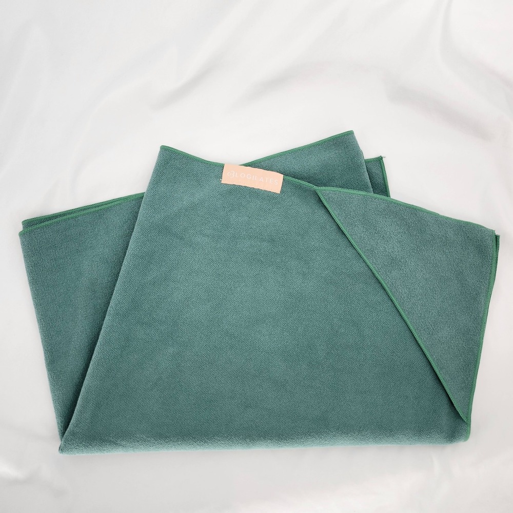 Blogilates Green Microfiber Non-Slip Yoga Mat Towel Corner Pockets Quick Dry